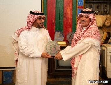 أ.بندر بن سويلم يكرم من جمعية إكرام المسنين
